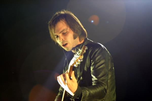 Gaz Coombes of Supergrass performs on stage at Reading Festival 2004